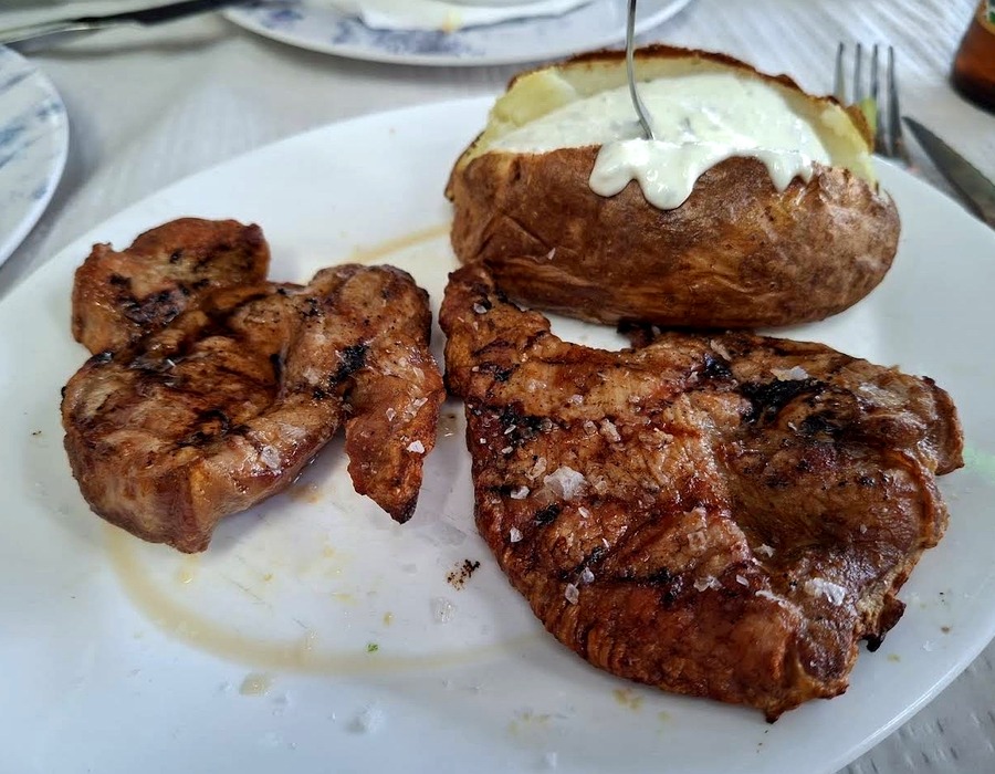 Carne a la brasa con patata asada en La Clave Cártama